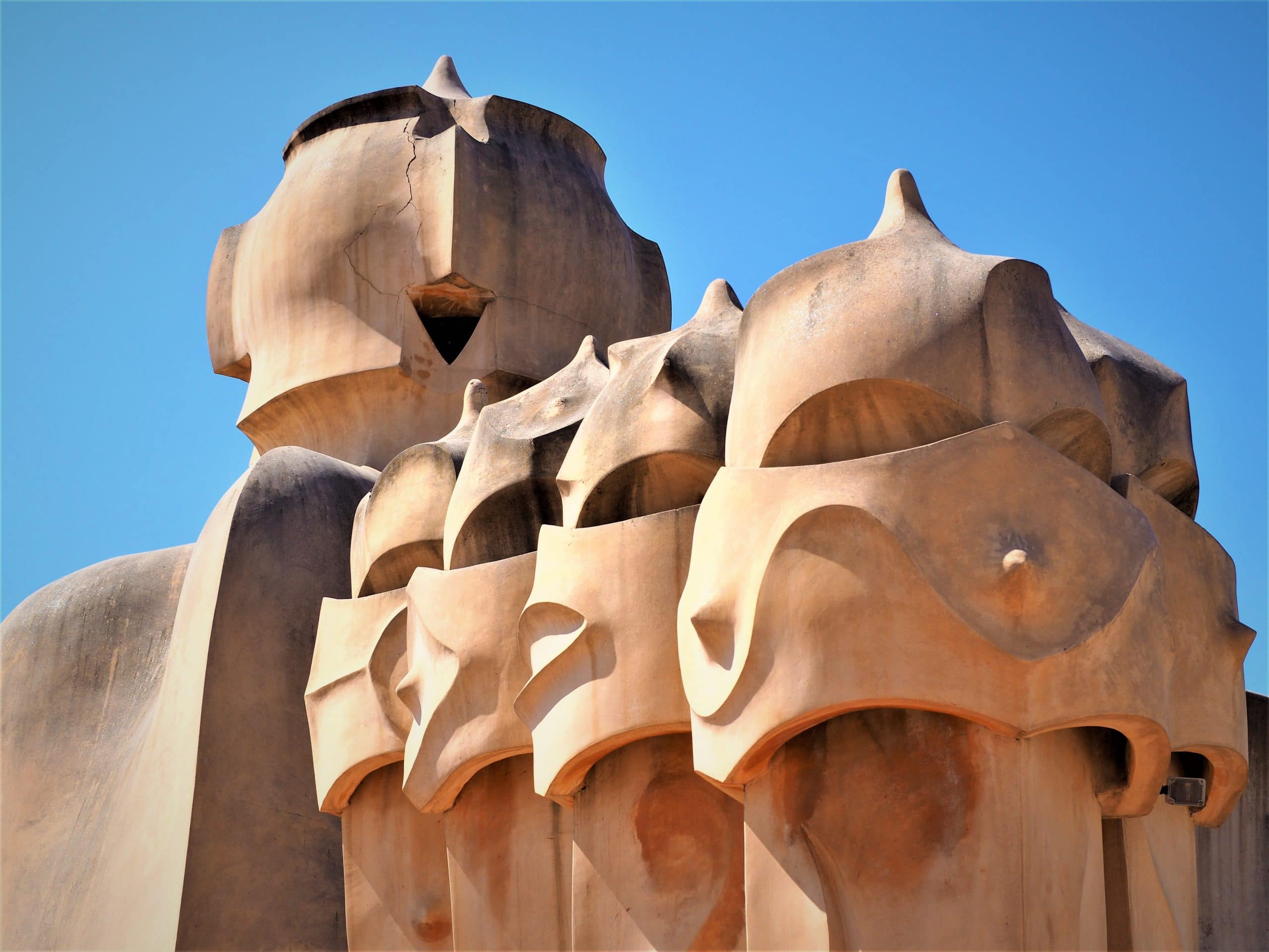 La Pedrera de Gaudí, les cheminées art nouveau sur la terrasse. Visite guidée Barcelone Incontournable