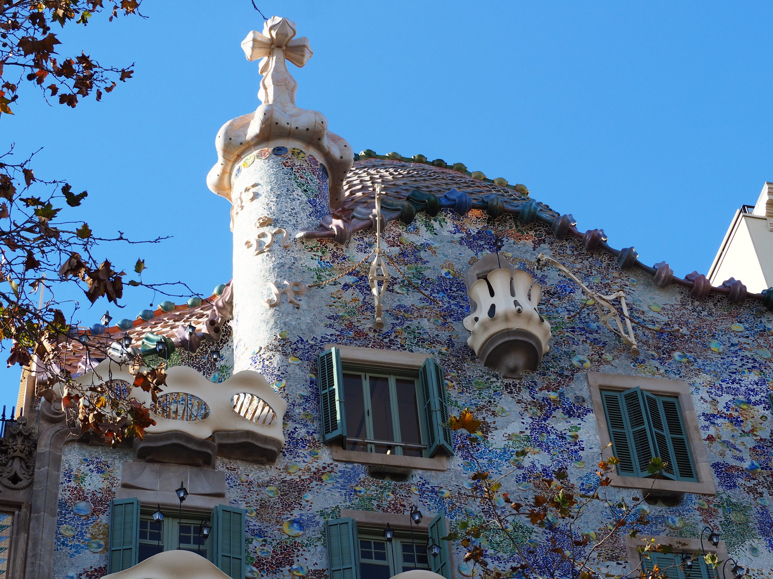 Toit de la maison Batlló, façade exterior. Passeig de Gràcia, visite guidée de Barcelone.