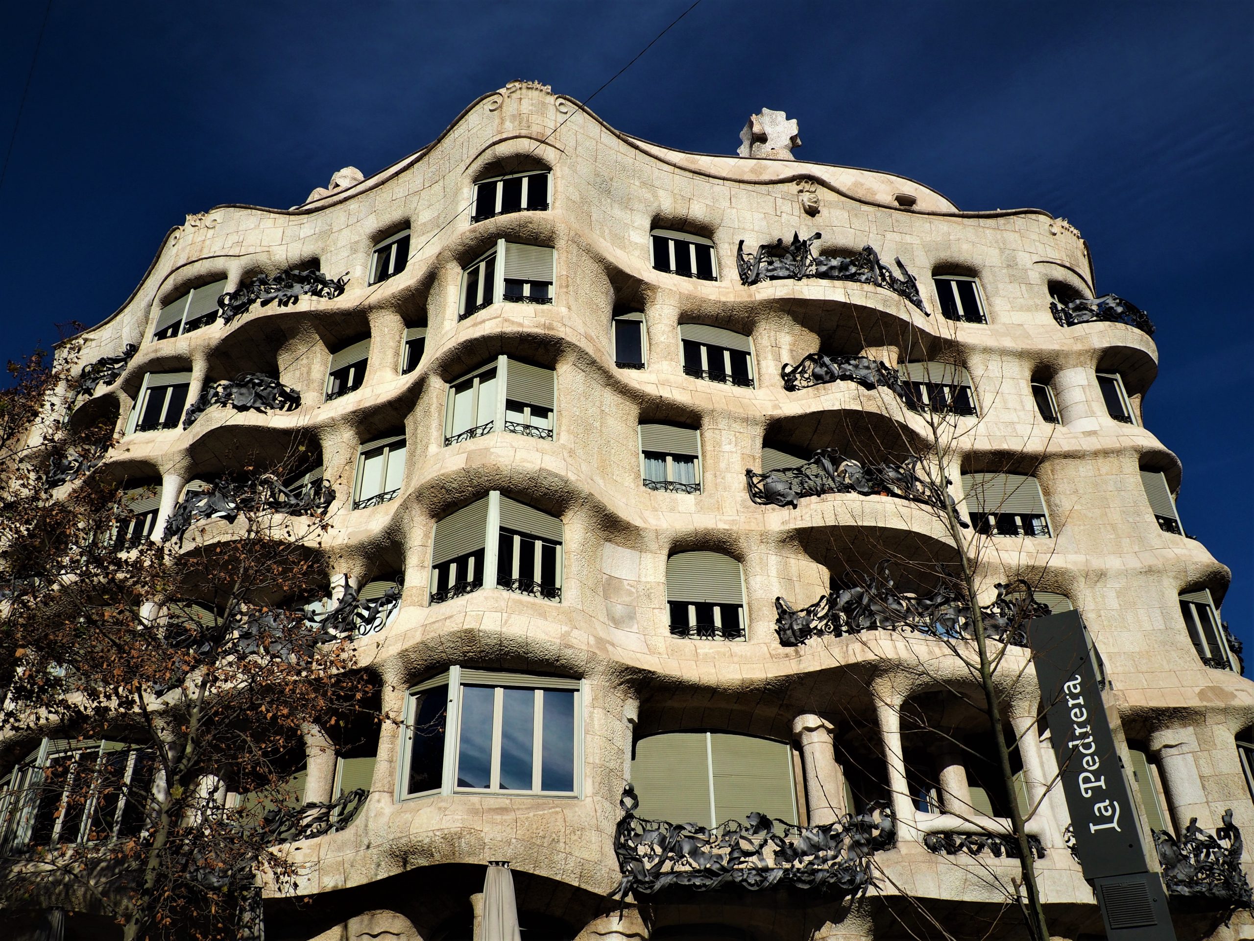 Extérieur de La Pedrera, Casa Milà, par Anotni Gaudí. Visite privée en français du Passeig de Gracia, Barcelone