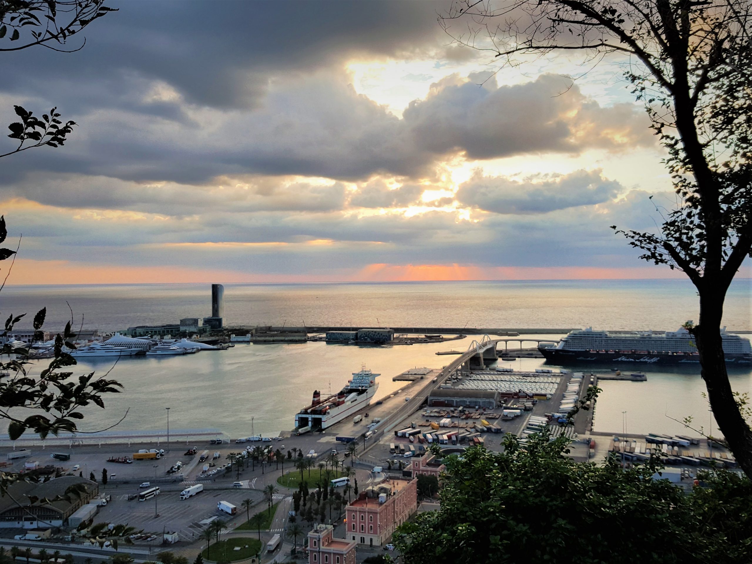 vista panoramica del puerto de Barcelona desde Montjuic al amanecer