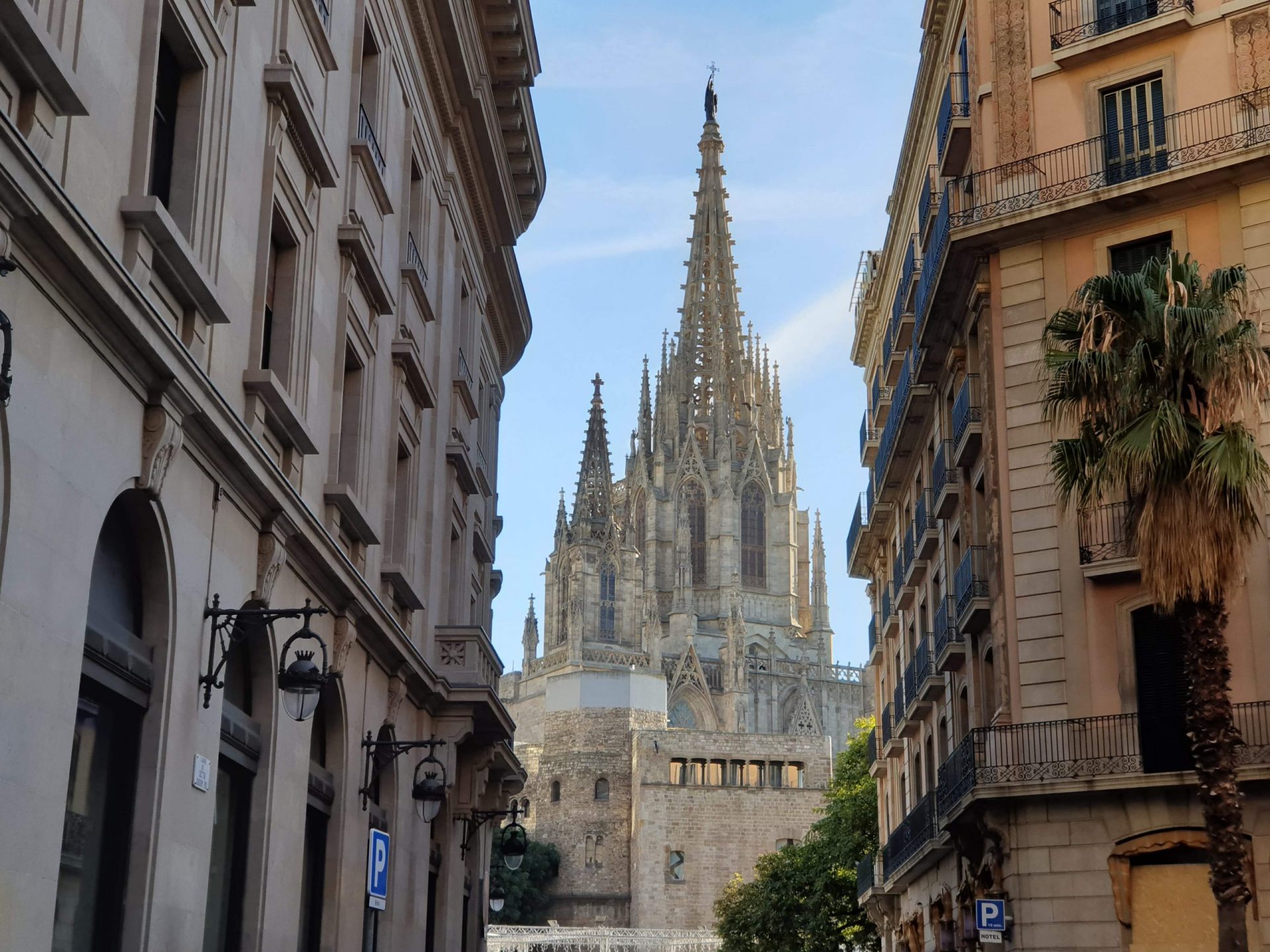 Perspective de la Cathédrale dans le quartier gothique, pourquoi visiter Barcelone