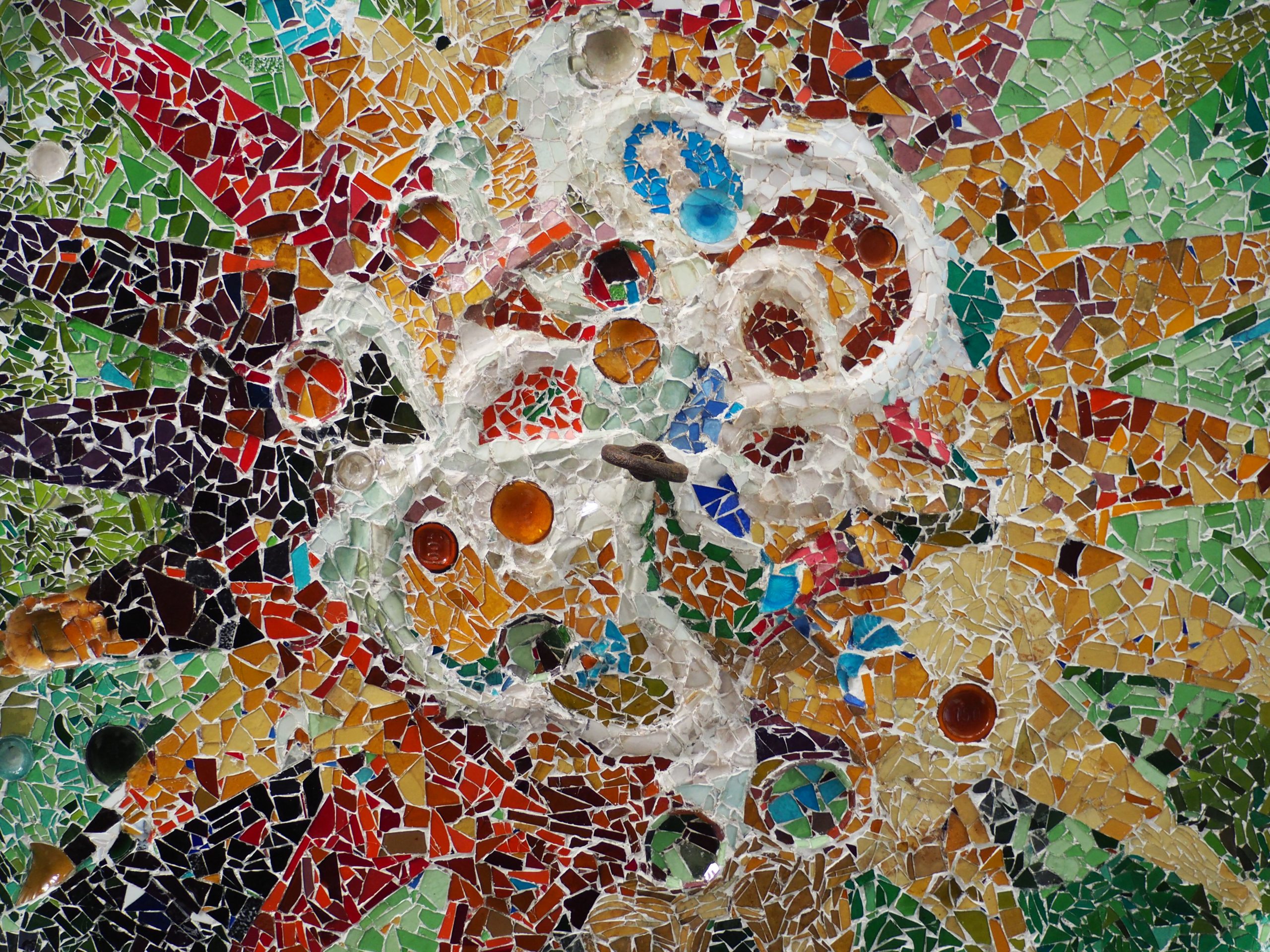 mosaico de la primavera, hecho con trencadís en el park guell de barcelona