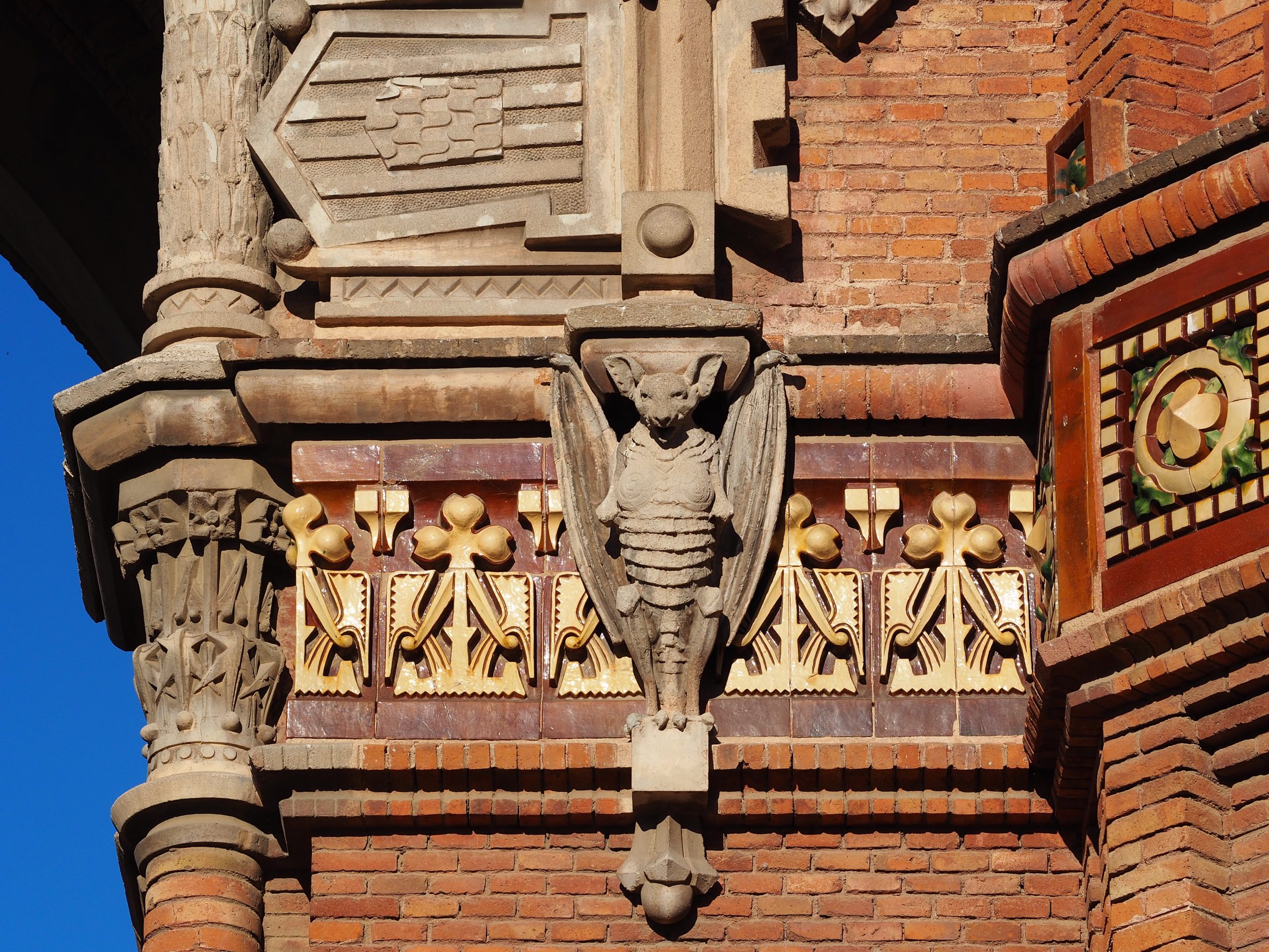 escultura de murciélago en el arco de triunfo de Barcelona. Visitas para niños en español