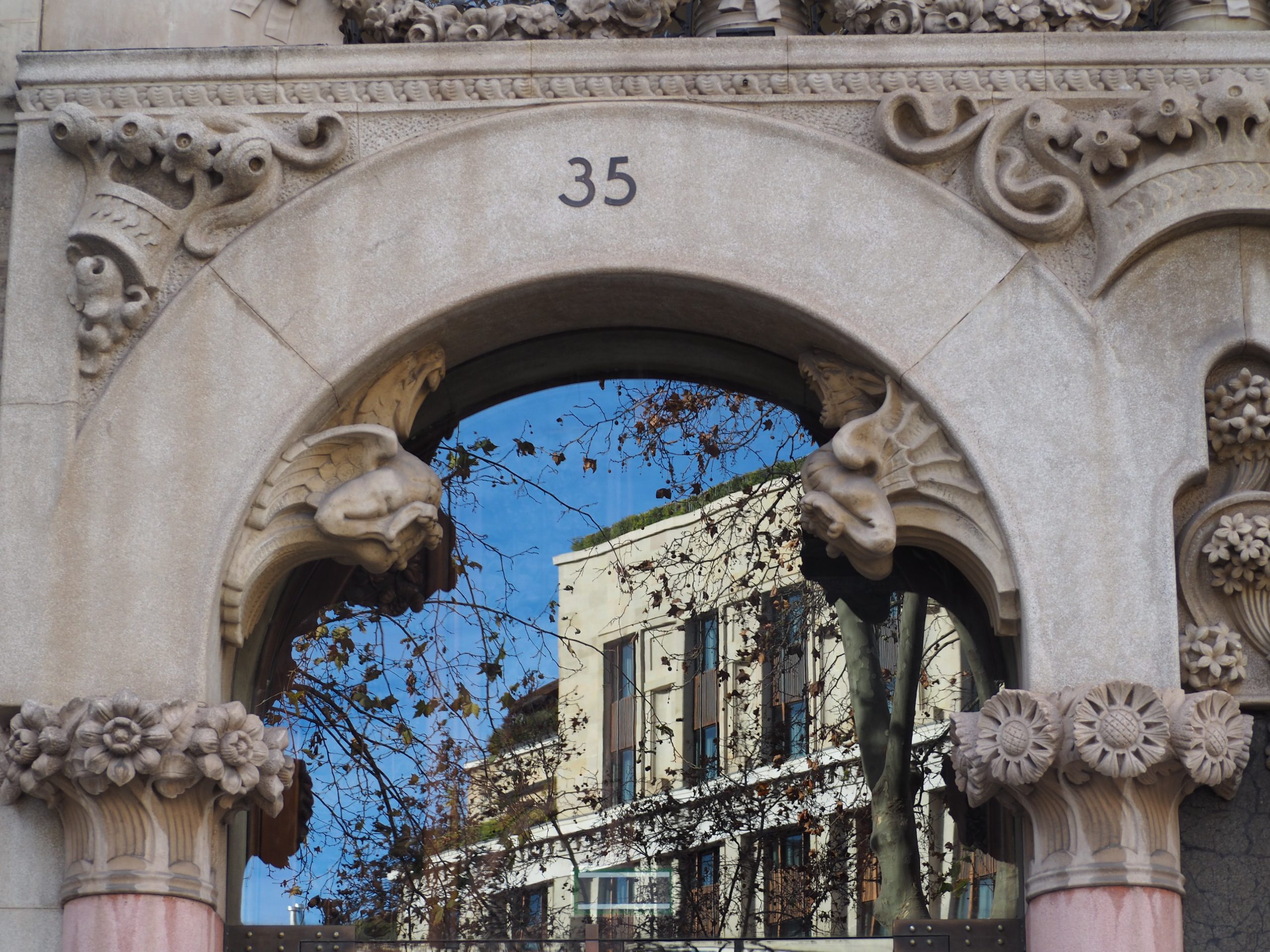 Draghi sulla porta della casa di Lleo i Morera, passeig de gràcia. Barcellona