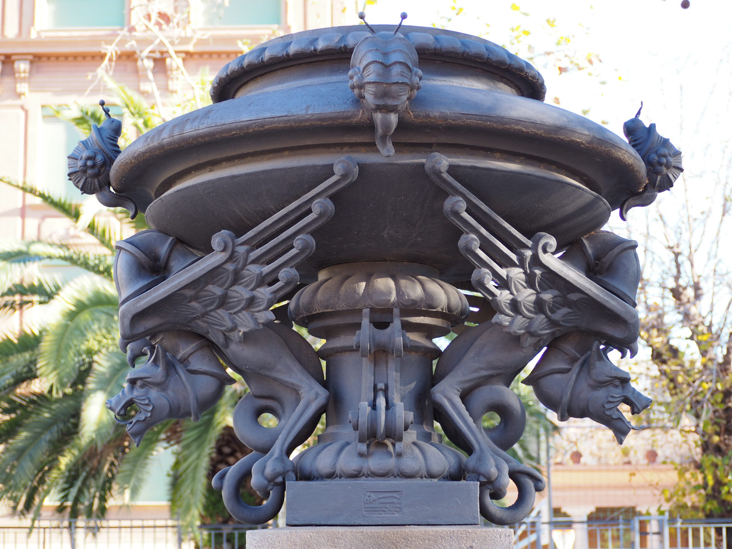 dragones y caracoles en una vasija de hierro en el paseo del arco de triunfo de Barcelona. Viajar en familia