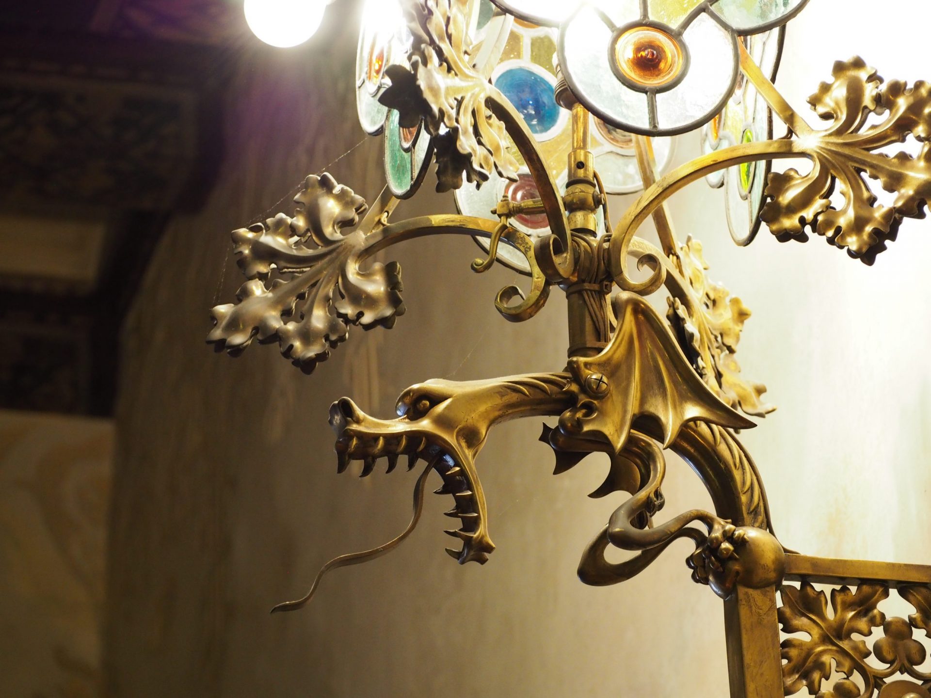 lampara modernista con un dragón, en la entrada de la casa amtller de paseo de gracia, barcelona en familia.