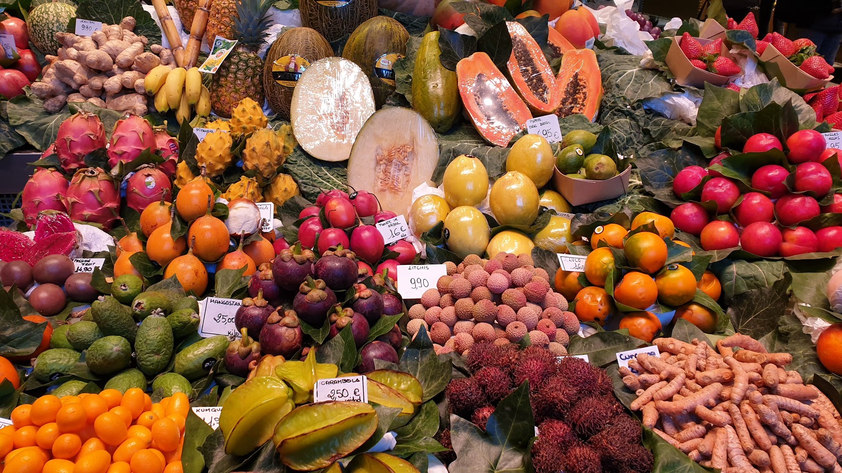 Fruta fresca en el mercado de la Boqueria, en las Ramblas de Barcelona. Visitas guiadas privadas.