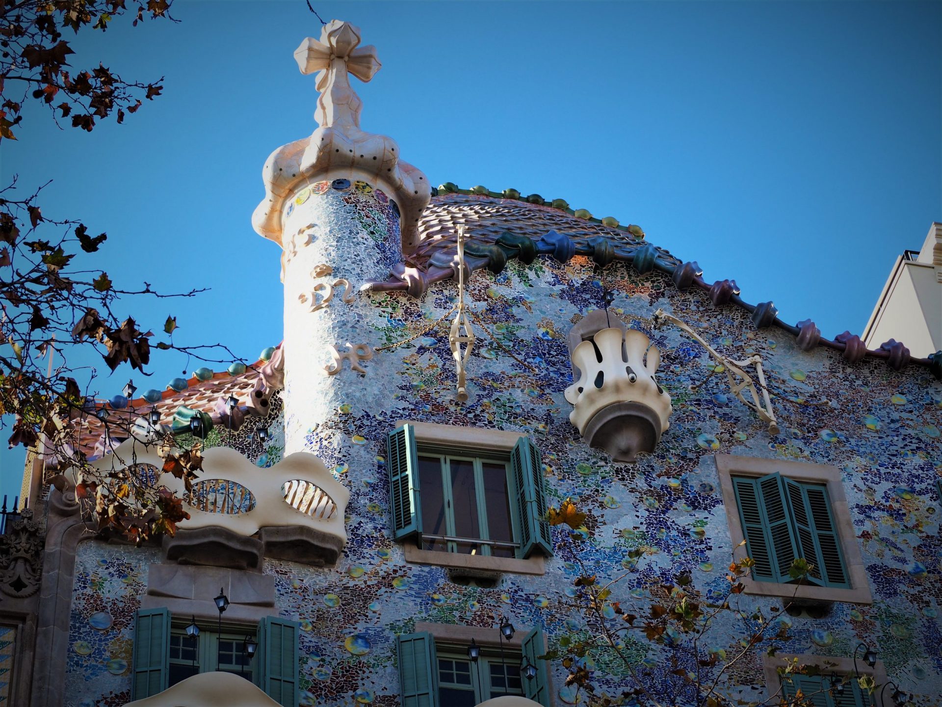 tejado de la casa batlló, decorado con mosaicos de colores, paseo de gracia, barcelona