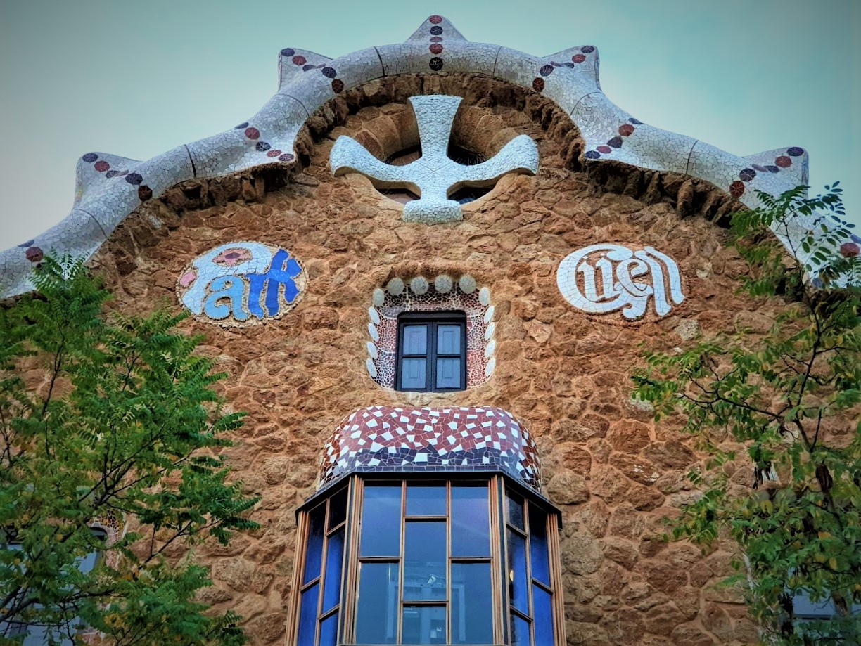 Le pavillon de la conciergerie du parc Güell lors d'une visite virtuelle de Barcelone