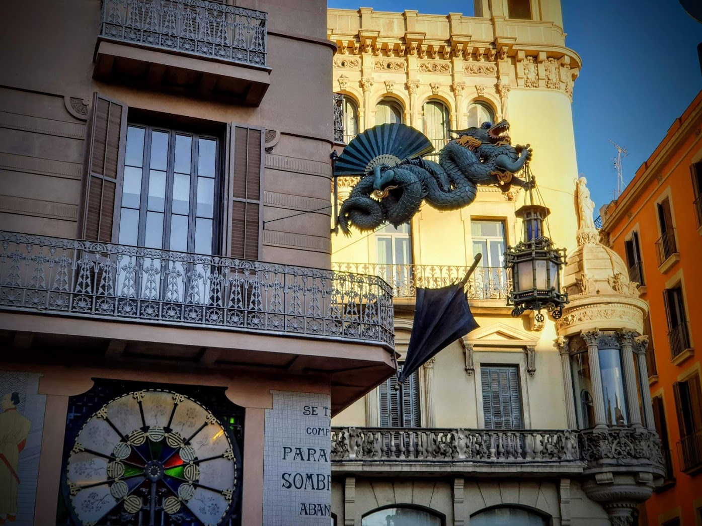 escultura de dragón chino en la esquina de la casa bruno quadros, en las ramblas de barcelona, el barrio gótico.