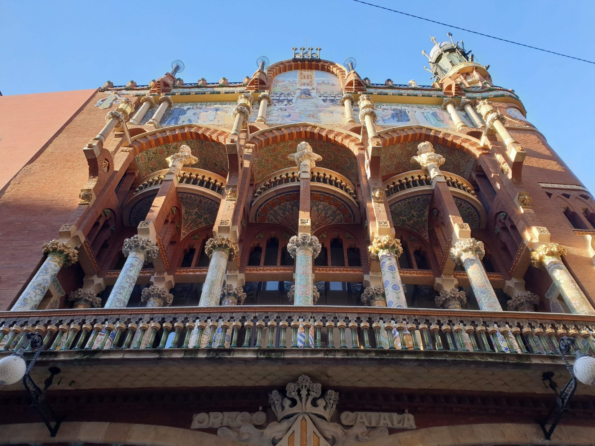entrada principal del palau de la musica de domenech i montaner en barcelona. unesco modernista