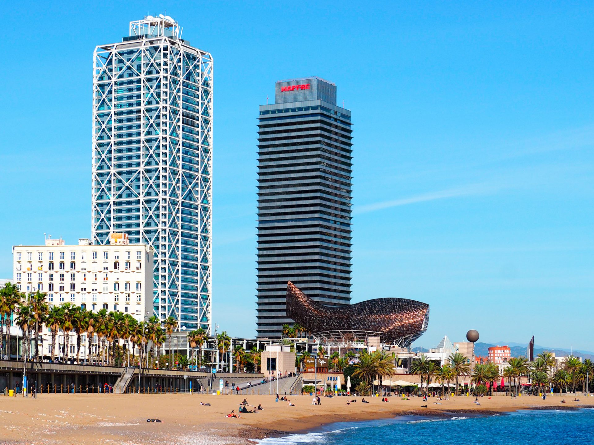 La spiaggia di Barcellona, l'Arts Hotel e la scultura del pesce di Frank Ghery. Barceloneta, Live virtual tour