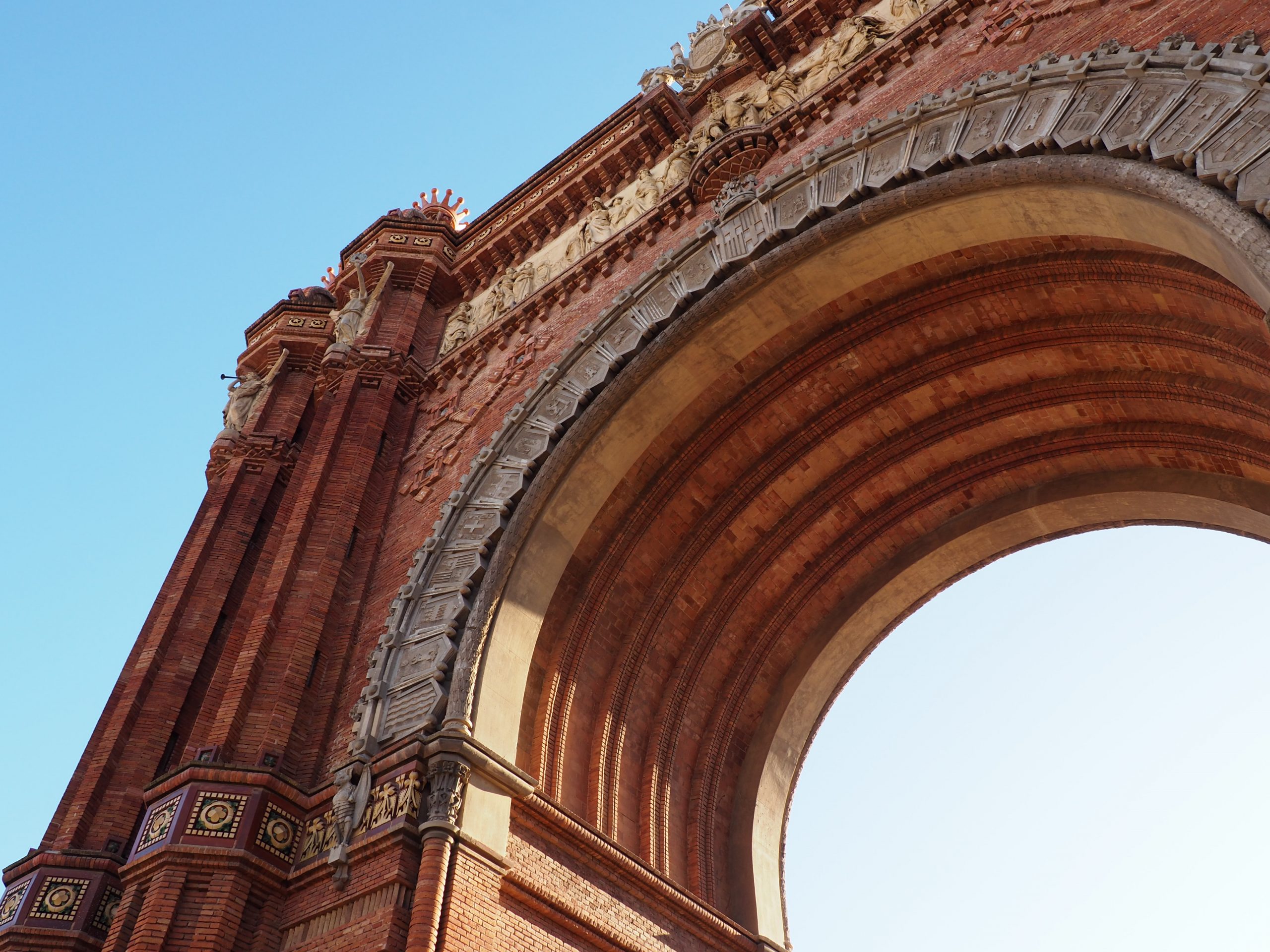 Arco de triunfo de Barcelona durante un tour a pie en castellano