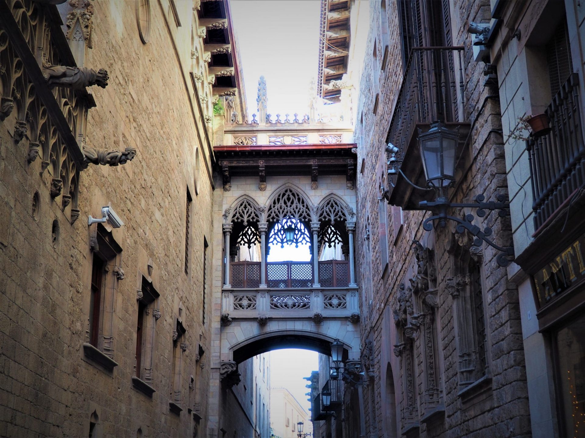 El puente del barrio gótico de Barcelona durante una visita guiada privada a pie.