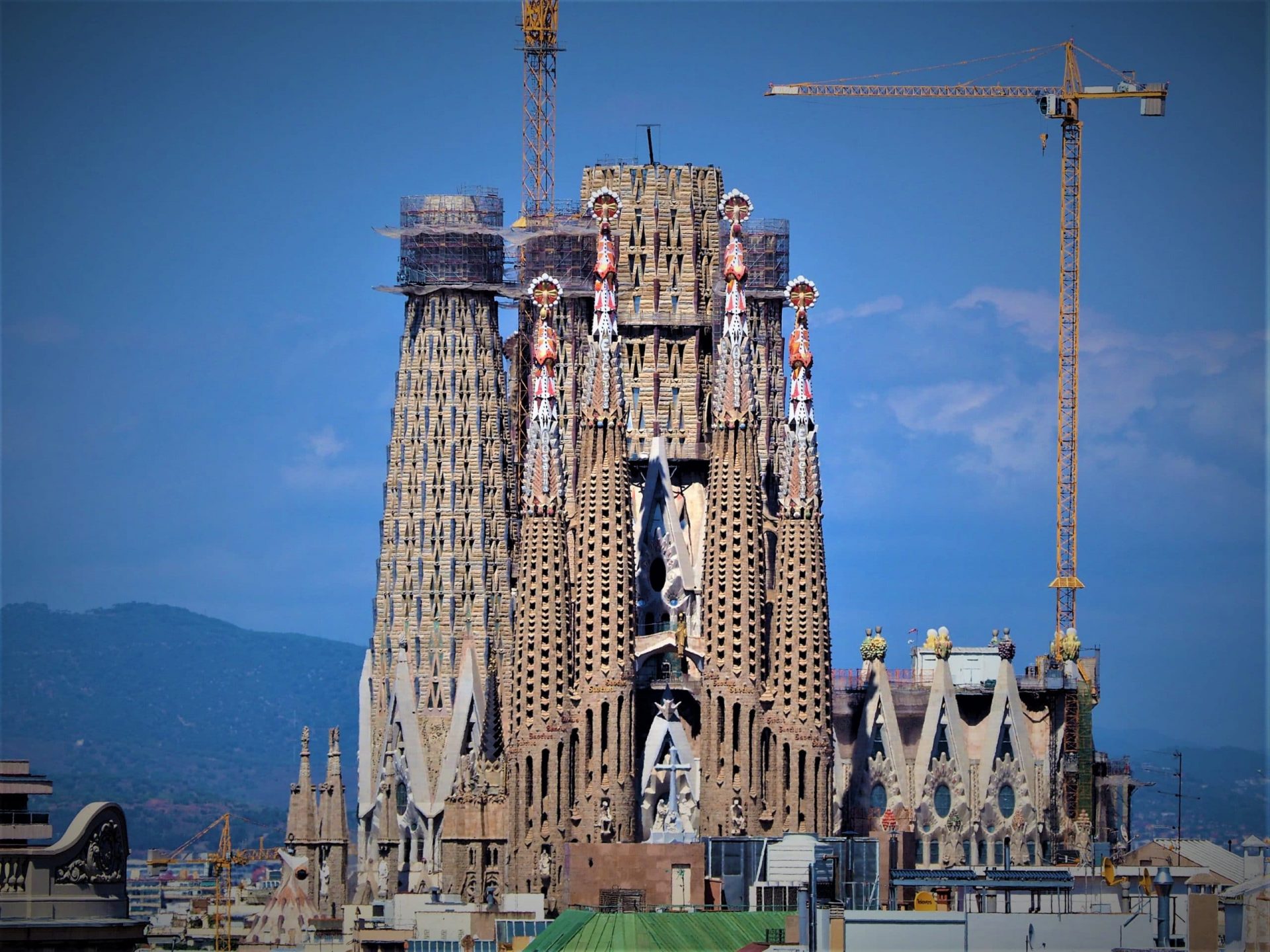 la sagrada família 2021 su costruzione, torri e gru. Antoni Gaudí, Barcellona.