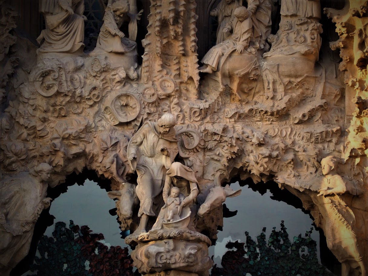 La Sagrada familia, l'ingresso della Natività. Sculture della nascita di Gesù con la vergine Marie e San Giuseppe, gli angeli e i pastori. Visita guidata di Barcellona in italiano