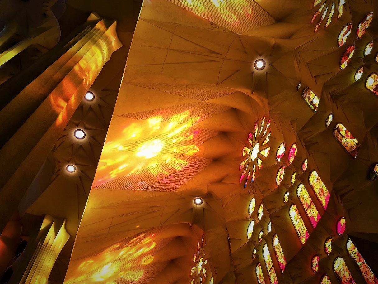 Interno della Sagrada Familia, Barcellona. Il riflesso delle vetrate sulle colonne durante la visita guidata.