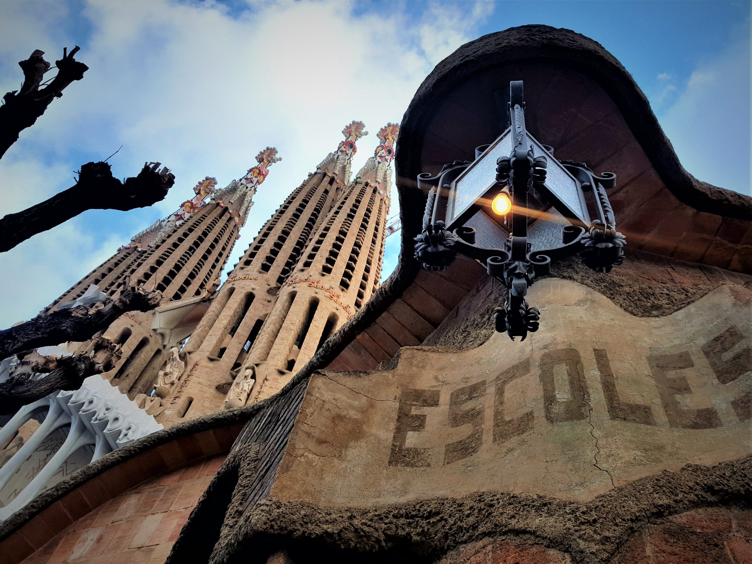 Le torri della Sagrada familia e l'edificio scolastico "escoles" dall'esterno, disegnato da Antoni Gaudí