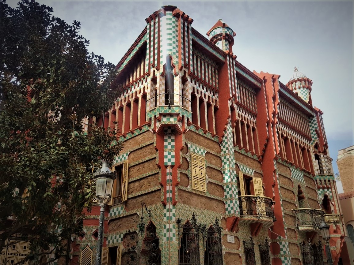 Esterno della Casa Vicens di Antoni Gaudí, sito UNESCO di Barcellona.