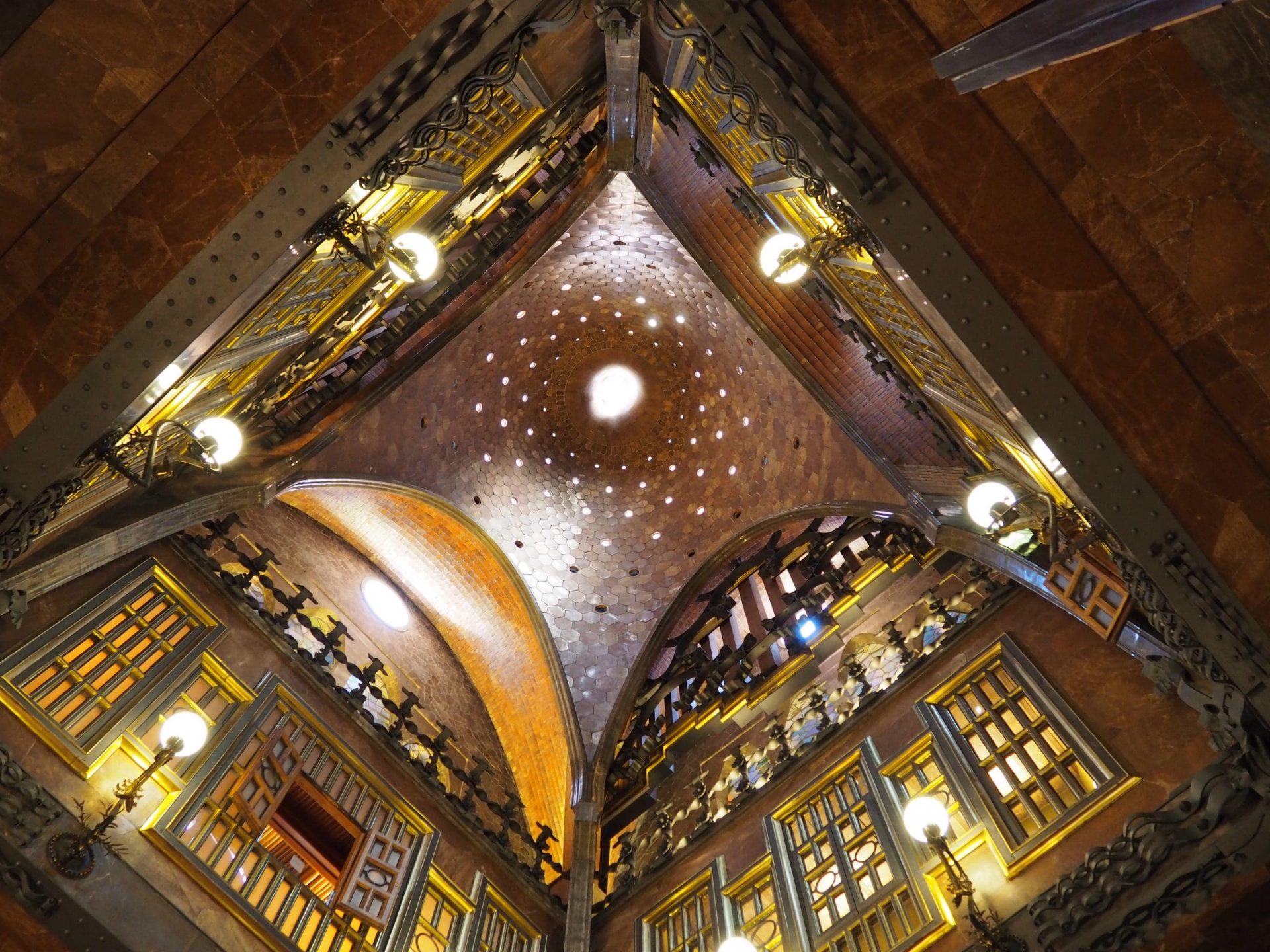 Interno della cupola del Palazzo Guell di Antoni Gaudí, tour privato di Barcellona.