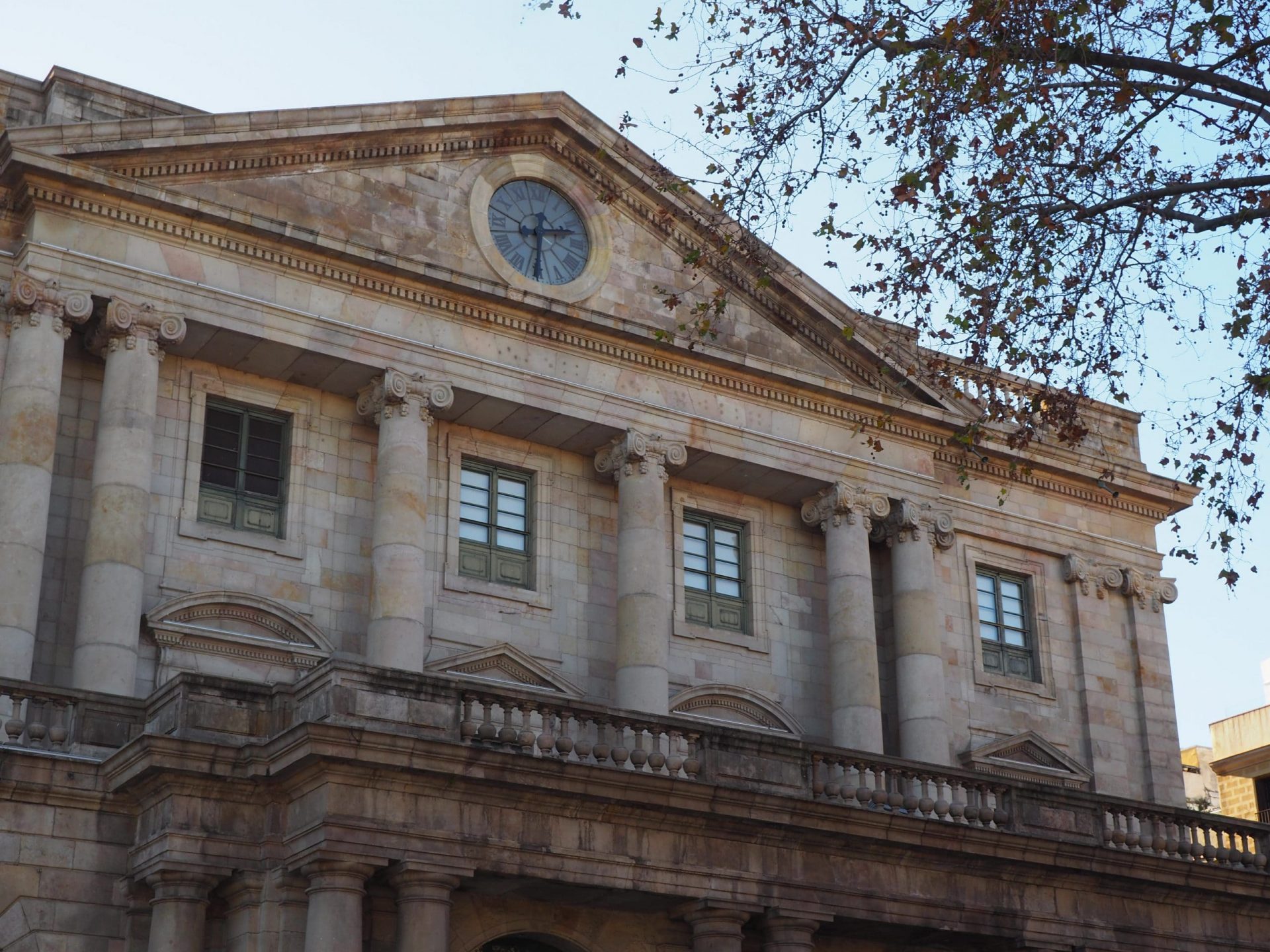 Esterno di un edificio neoclassico, La Llotja a Barcellona. La prima scuola d'arte di Picasso a Barcellona. Visita guidata.