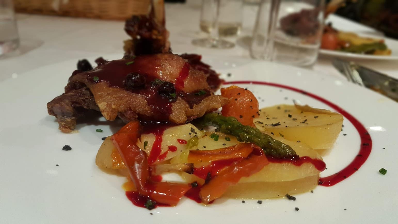 Carne con verdure, ristorante di. Tour gastronomico di Barcellona.