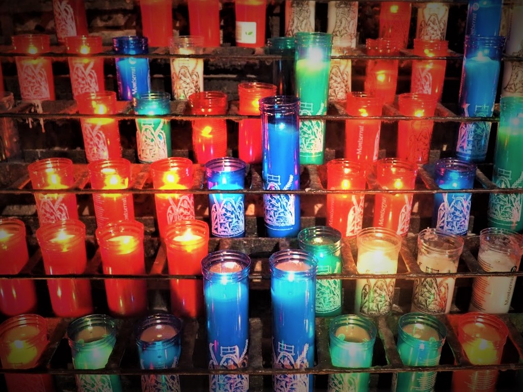 Bougies laissées par les pèlerins au monastère de Montserrat