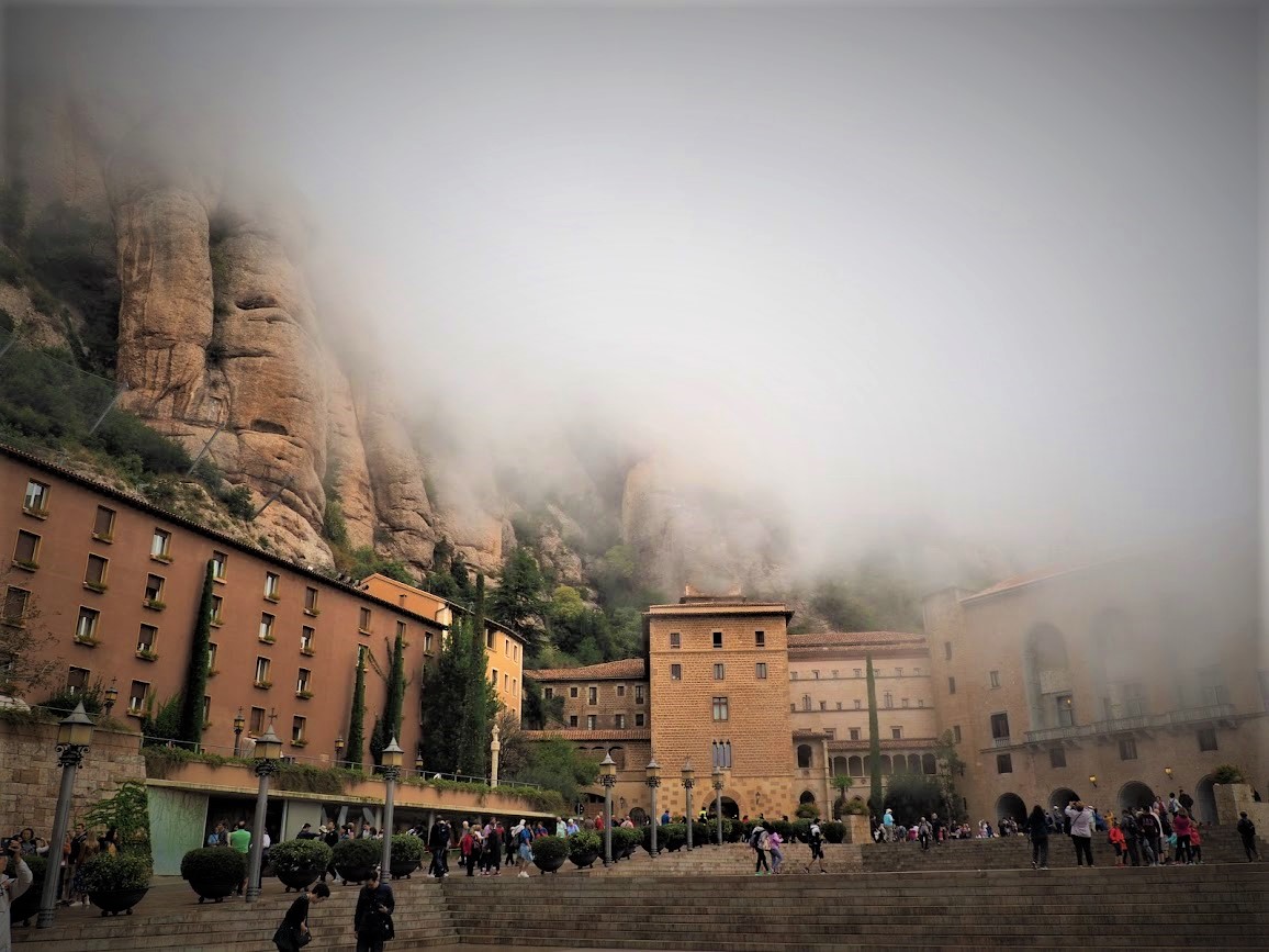 Place du monastère, l'entrée principale à l'abbaye de Montserrat un jour de brouillard. Depuis Barcelone on met une heure en voiture.