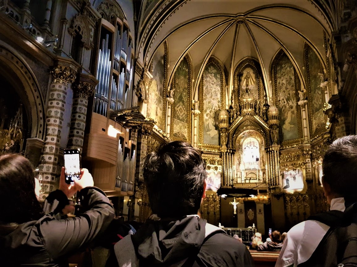 L'interno della basilica durante il tour guidato in italiano del monastero di Montserrat 2021