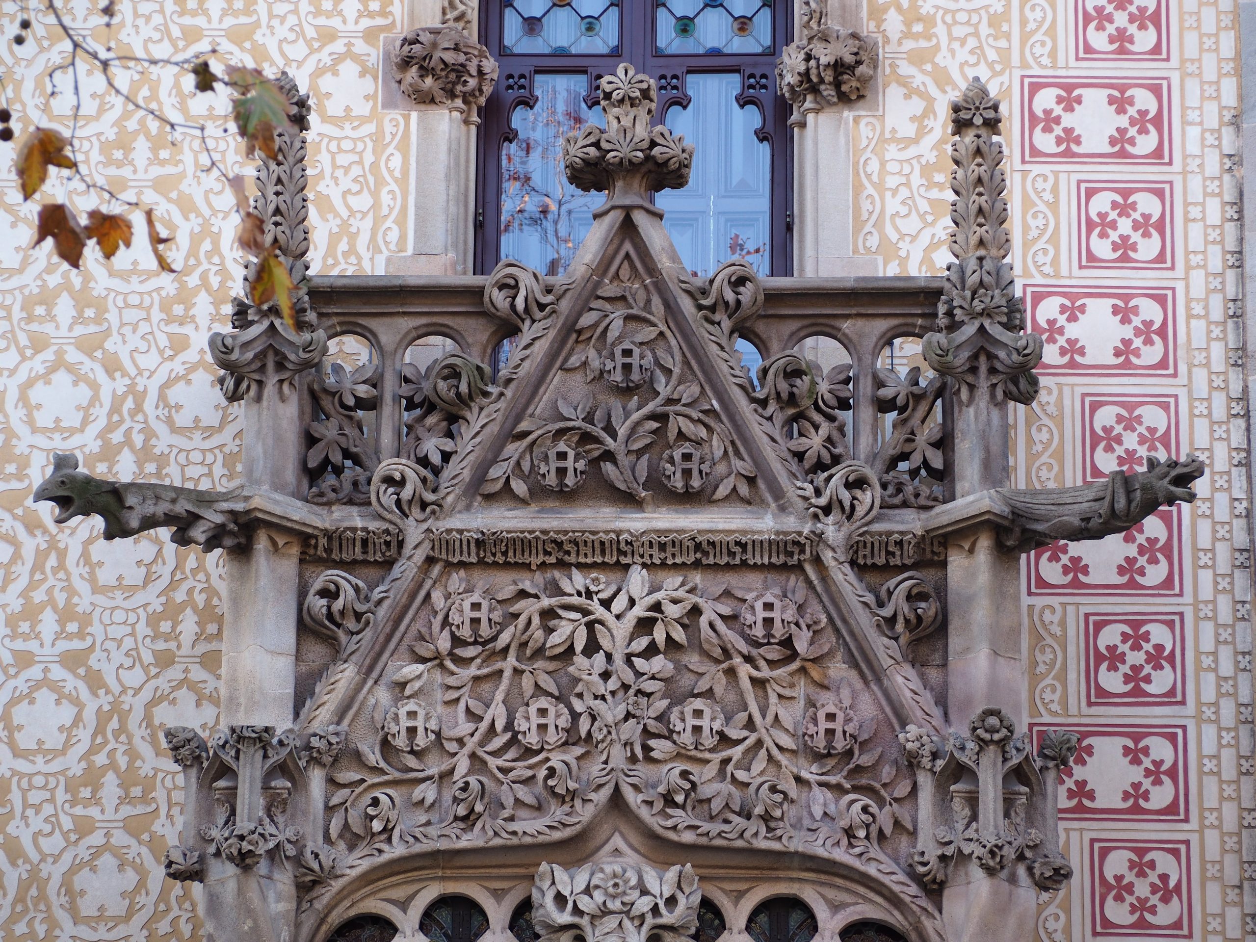 Sculptures modernistes en pierre sur la façade de la Casa Amatller, visite privée du Modernisme de Barcelone.