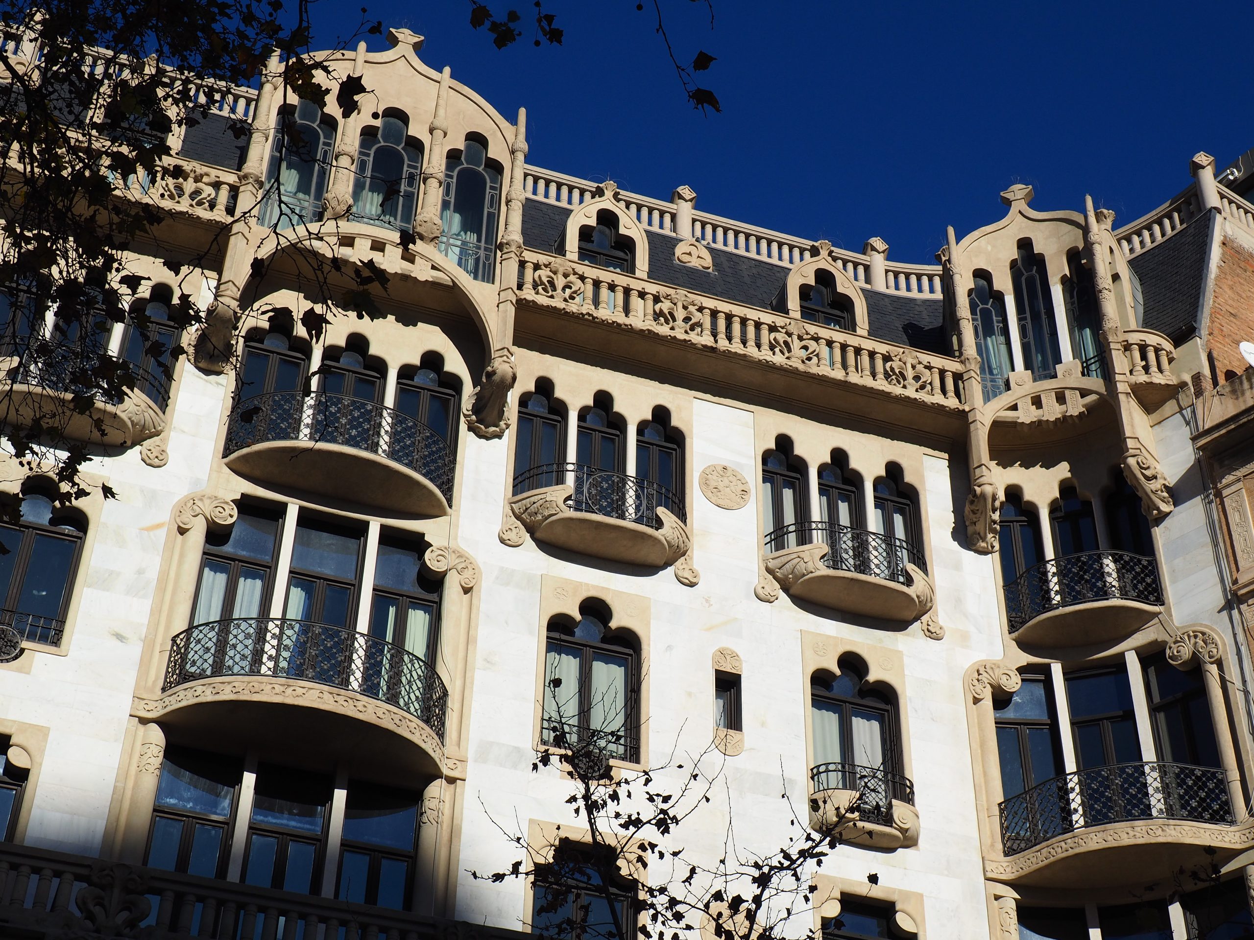 Facciata di un edificio modernista in Passeig de Gracia, Barcellona visite guidate in italiano.