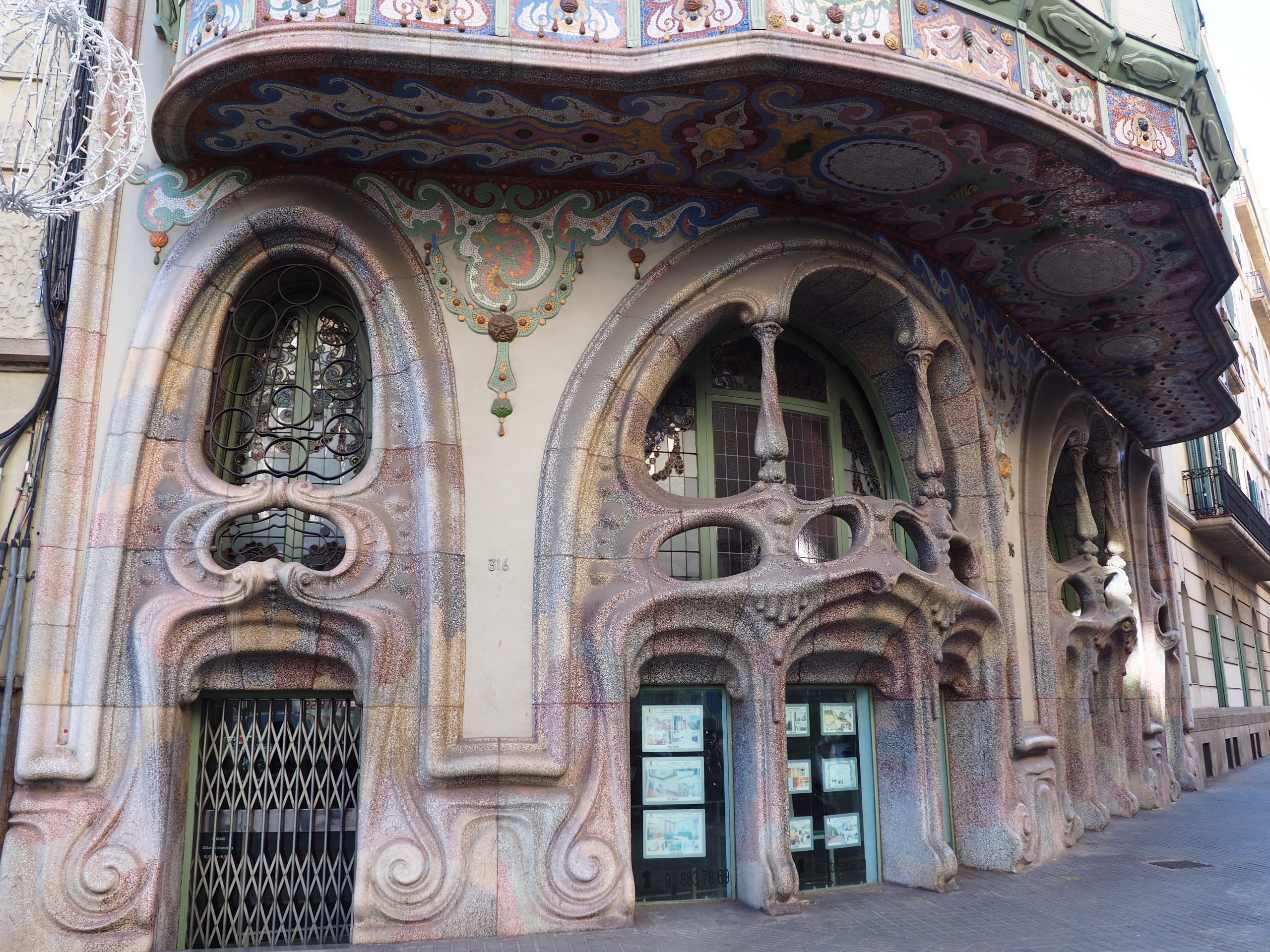Esterno di un edificio modernista, decorata con ceramiche. Casa Comalat, Barcellona.