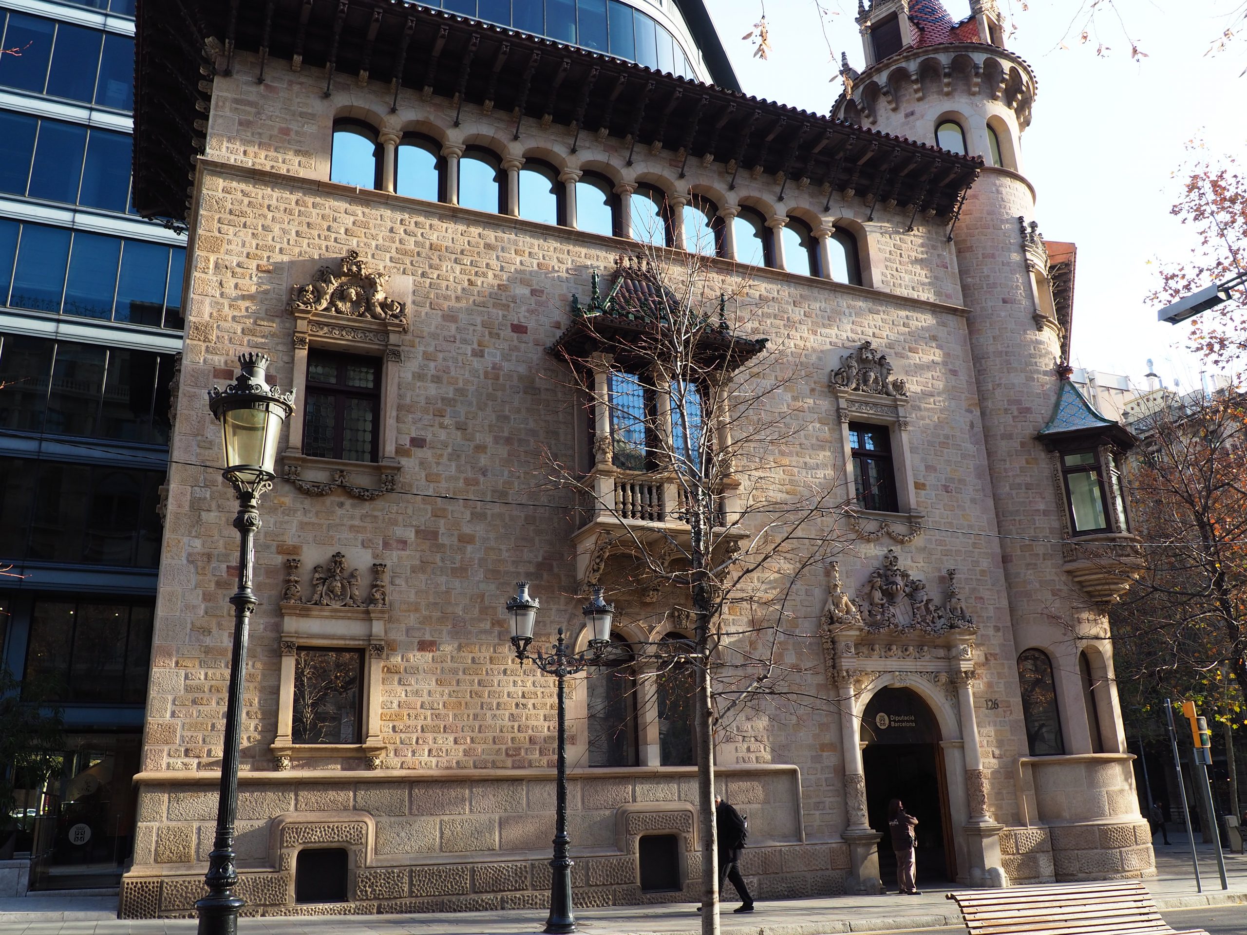 exterior de la casa serra en rambla catalunya, barcelona. arquitectura modernista de inspiración medieval