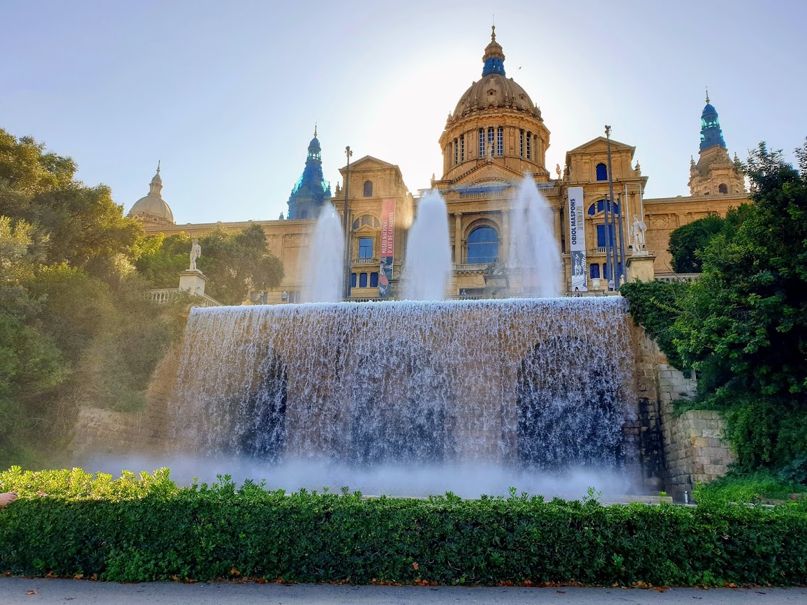 exterior del palacio nacional de montjuic con la cascada y las fuentes. Visita guiada de Barcelona en español