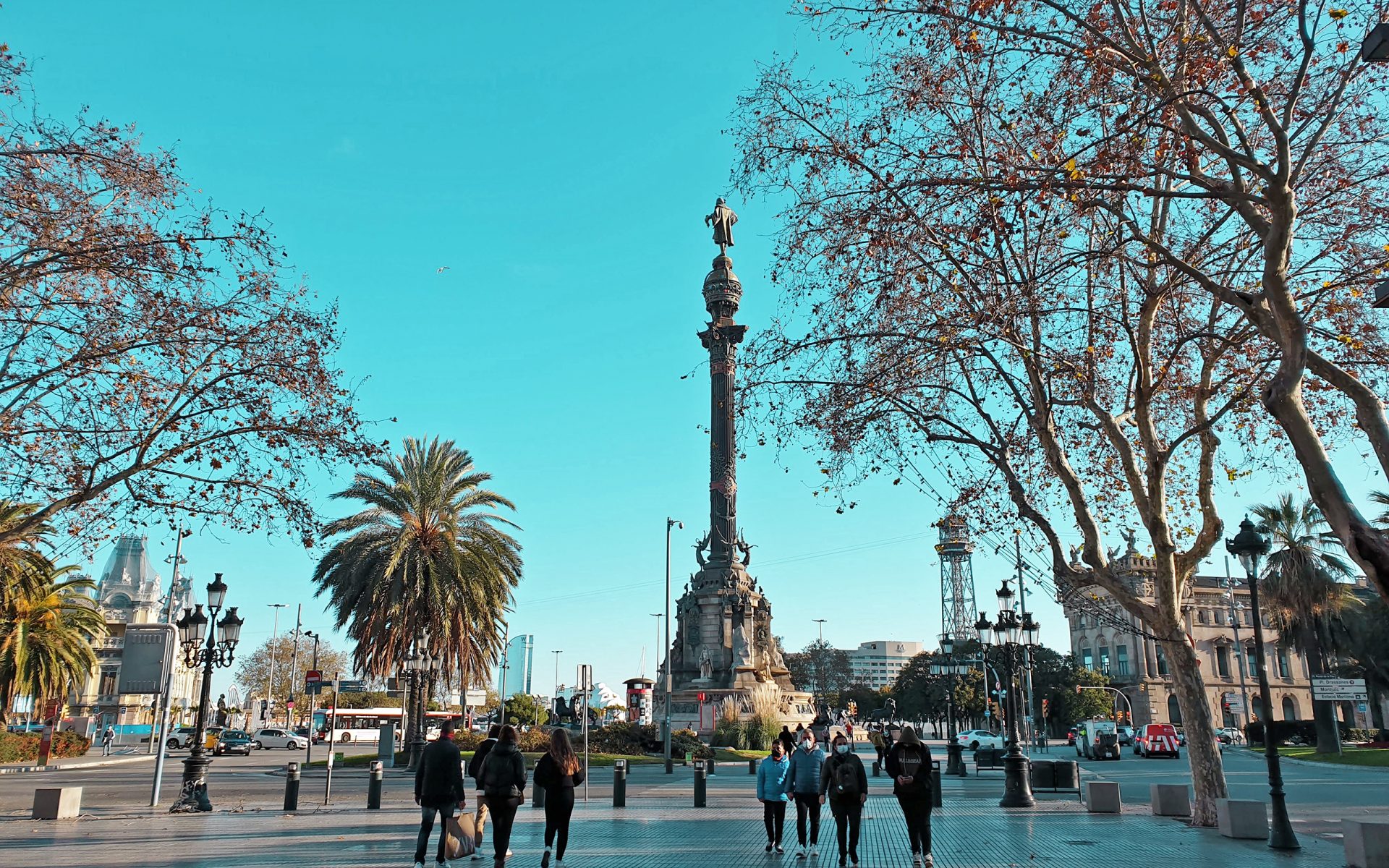 Monumento a cristobal colon en las ramblas de barcelona, el barrio gótico. visitas guiadas en español