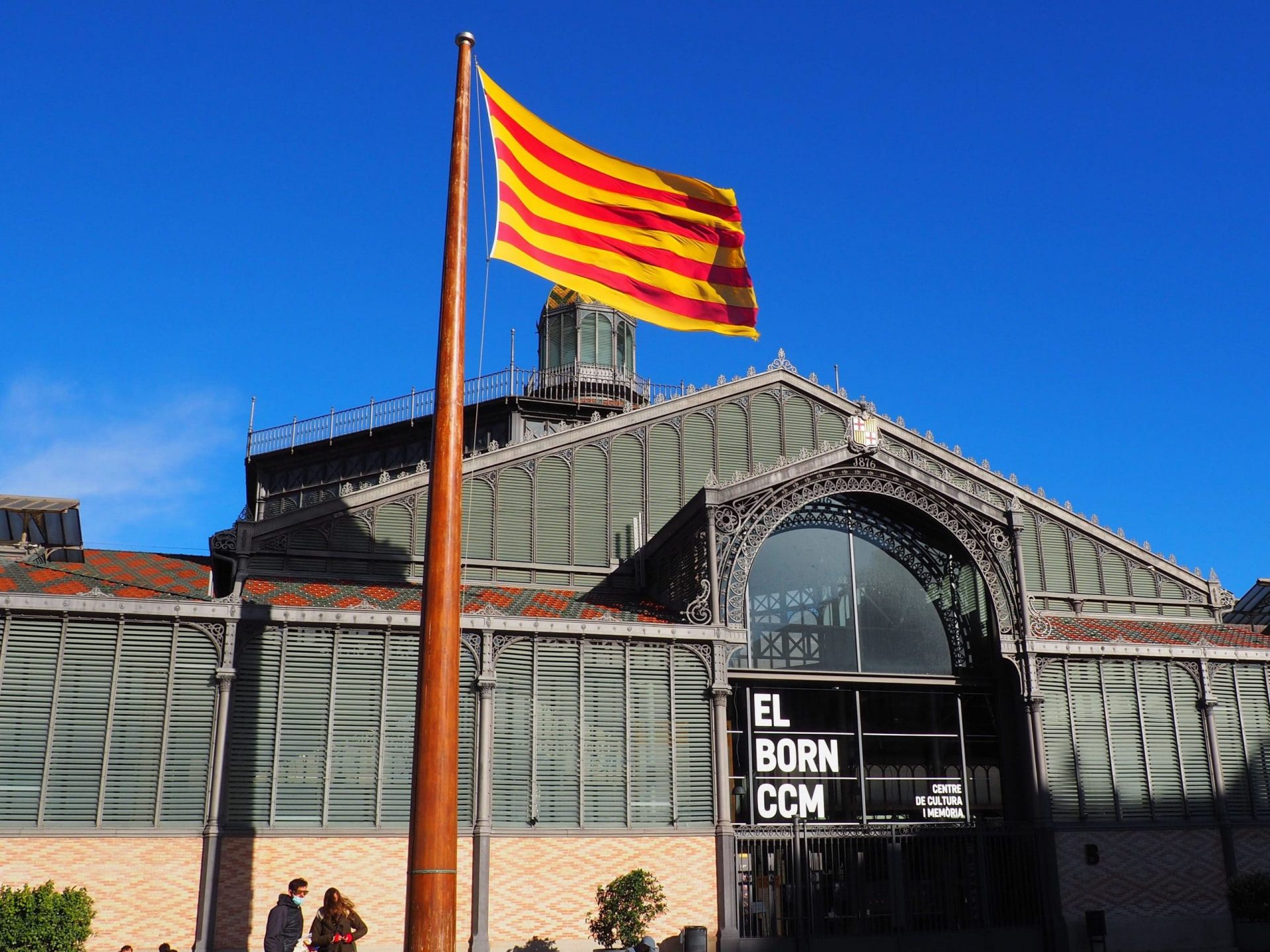bandera catalana, la senyera, frente al mercado de el Born en La Ribera, Barcelona.