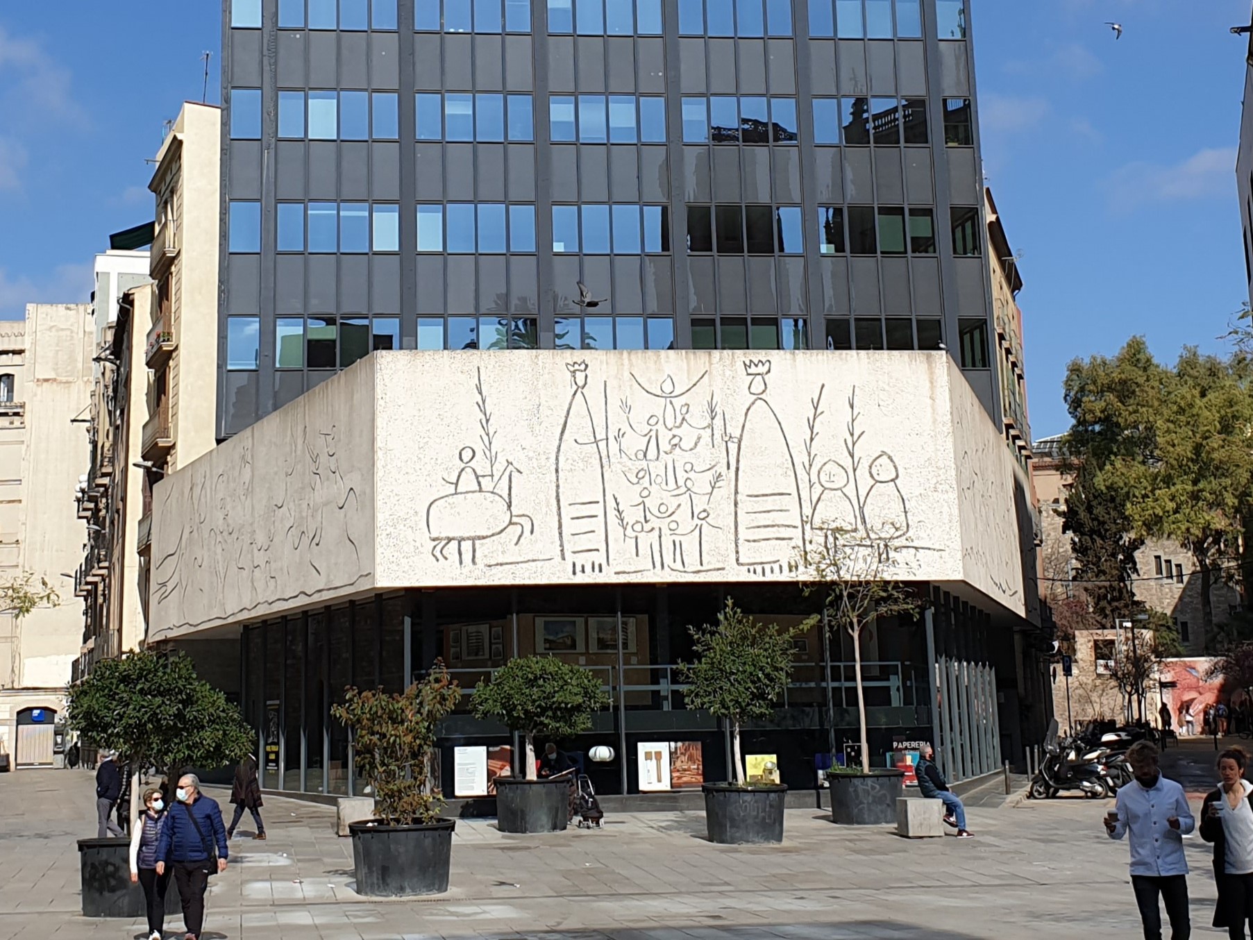 Dibujo de Pablo Picasso en la fachada del colegio de arquitectos de Barcelona. 2021